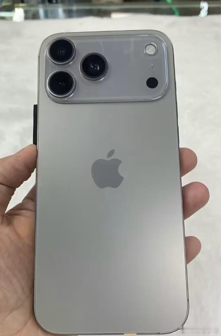 伪装成iPhone17Pro的山寨产品出现  山寨机，就是牛，这波盗版成全球首发
