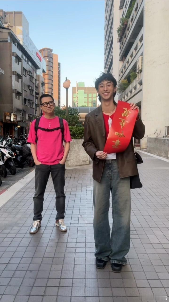 恩利带庾澄庆拍新年视频  庾澄庆和儿子拍新年视频  庾澄庆和儿子拍新年视频，父子