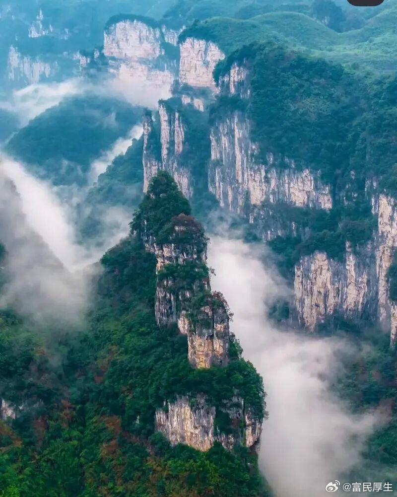 行旅诗藏题记：一卷诗，竟也藏了一生的山高水长。我的诗词启蒙，是在湘西的山褶里完成