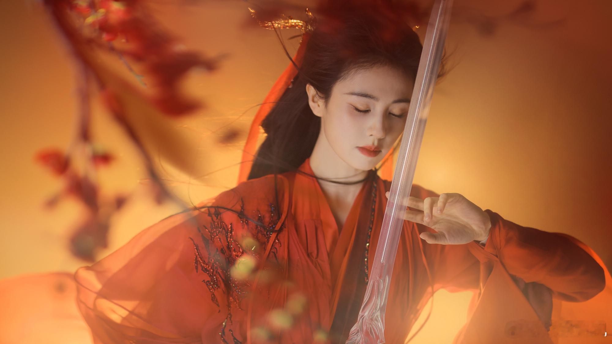 一袭红衣，绝代风华；刀光剑影，焰燃残阳🔥欢娱影视演员 白月梵星  红衣写真惊艳