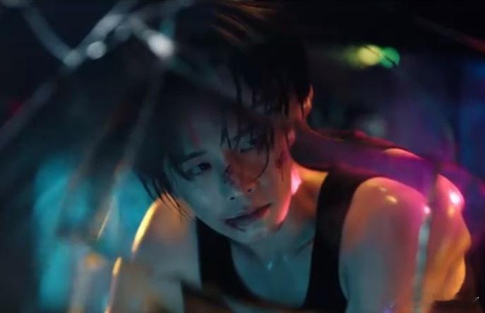 双轨 从熟悉到陌生再到重新建立，命运把相爱的人打碎又重组。但幸好，爱也会让我们再