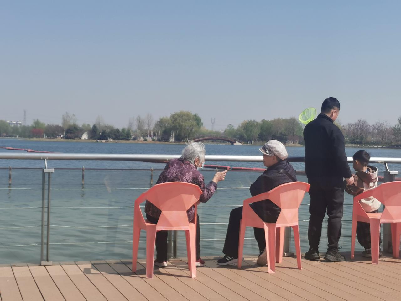 幸福的晚年生活。图片上是两位老人，他们都是属鸡的，左边这位是1933年生人，右边