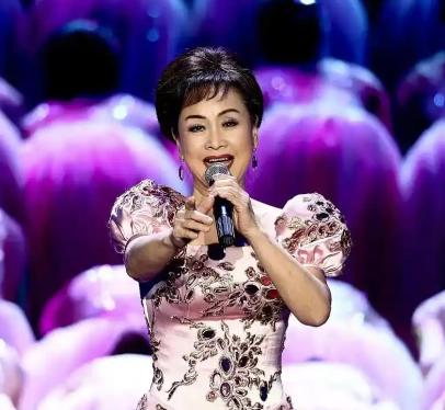 除夕夜，麻将声突然停了，我妈竖着耳朵：“是李谷一！”

窗外鞭炮震天响，电视里《