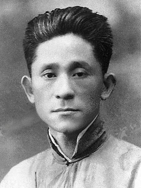 1923年，车耀先被敌人打碎颅骨，战友以为他死了，便脱掉他的衣服，丢进弹坑，就地