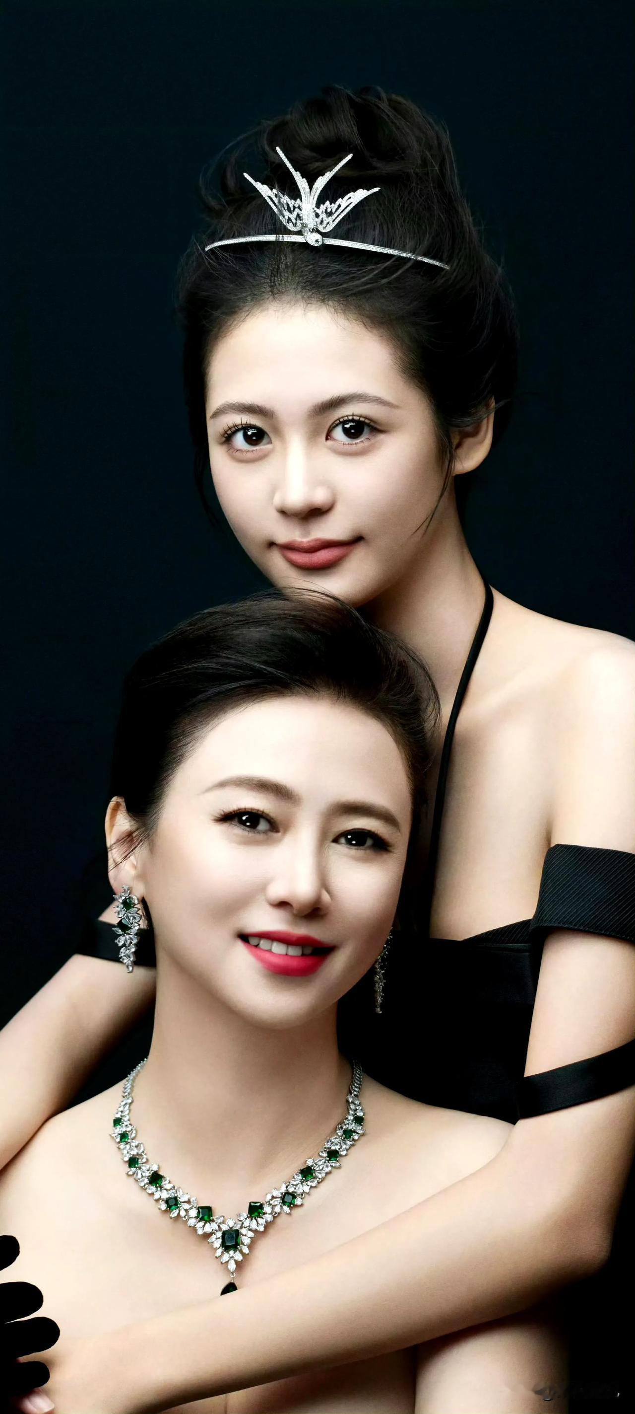 翁虹和女儿拍的写真
谁更美呢 ​