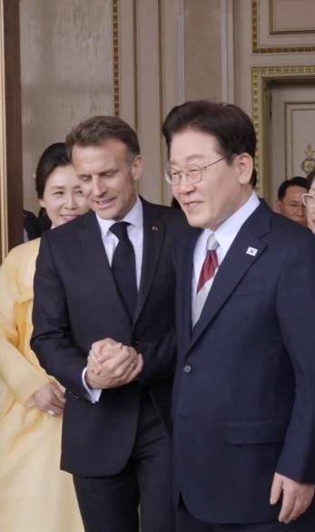 李在明送别马克龙依依不舍，又是拥抱又是握手
4月3日，马克龙和韩国总统李在明举行