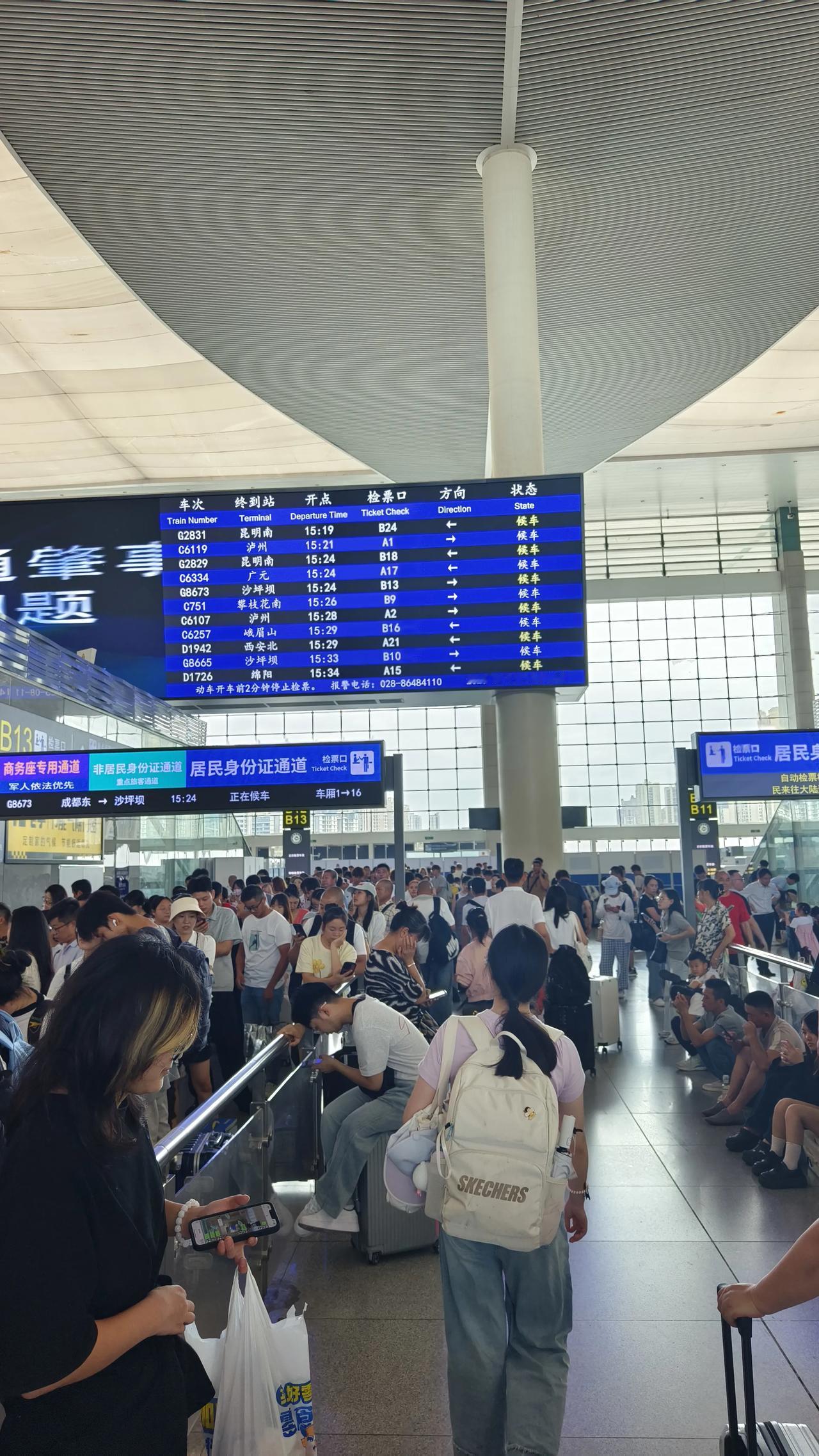 成都东站设计真不人性化，搭地铁去成都东站，居然要搭电梯出到站外的广场，再从大门口