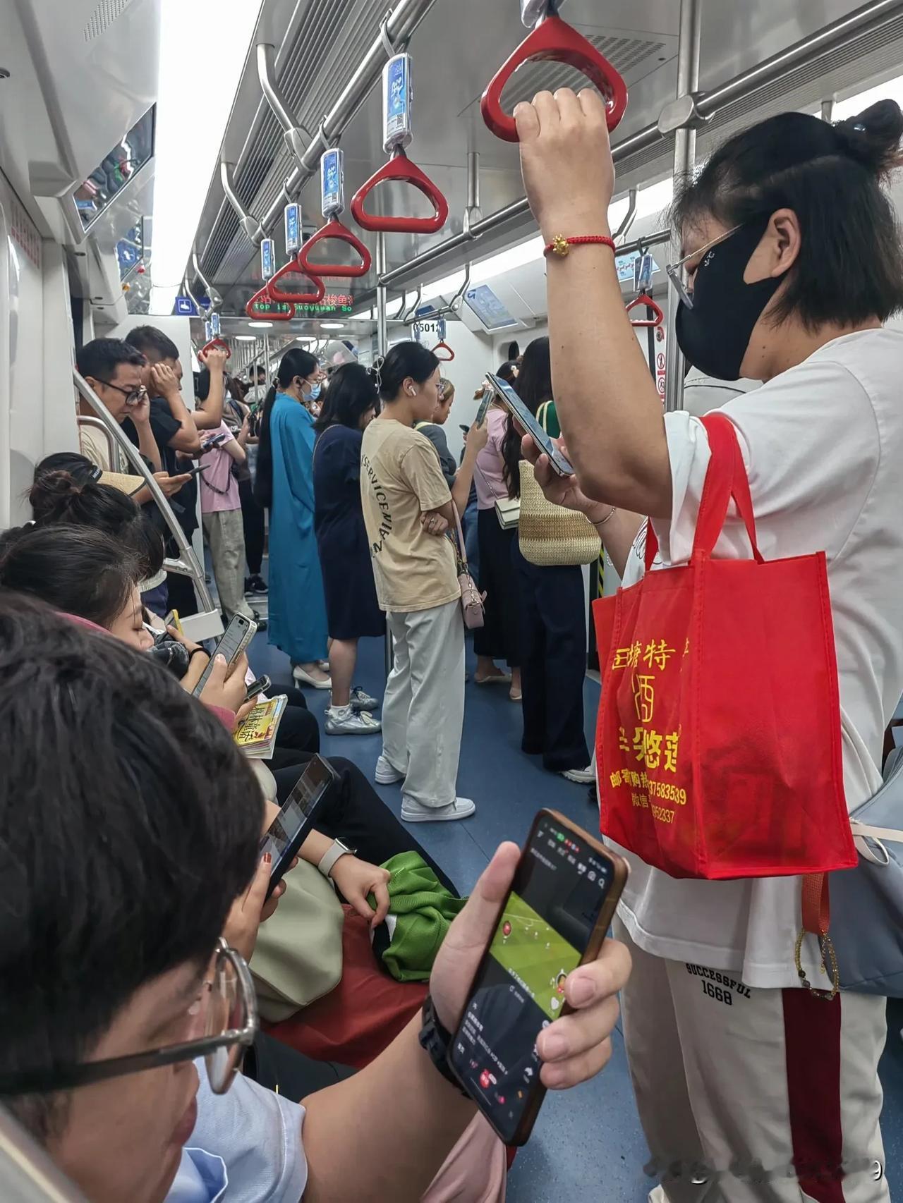 孩子玩游戏的原因找到了。因为在车上发现了。为什么没有人读书，为什么有那么多孩子玩