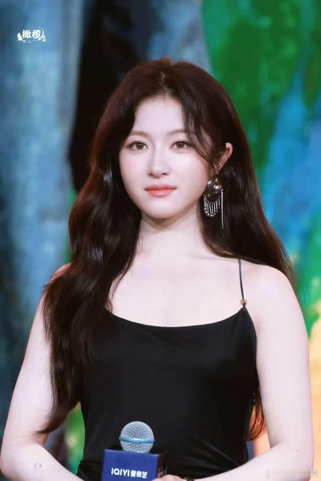 李兰迪吊带黑裙谁能拒绝李兰迪的黑色露背裙啊，黑色露背吊带裙一穿，甜妹秒变性感女神