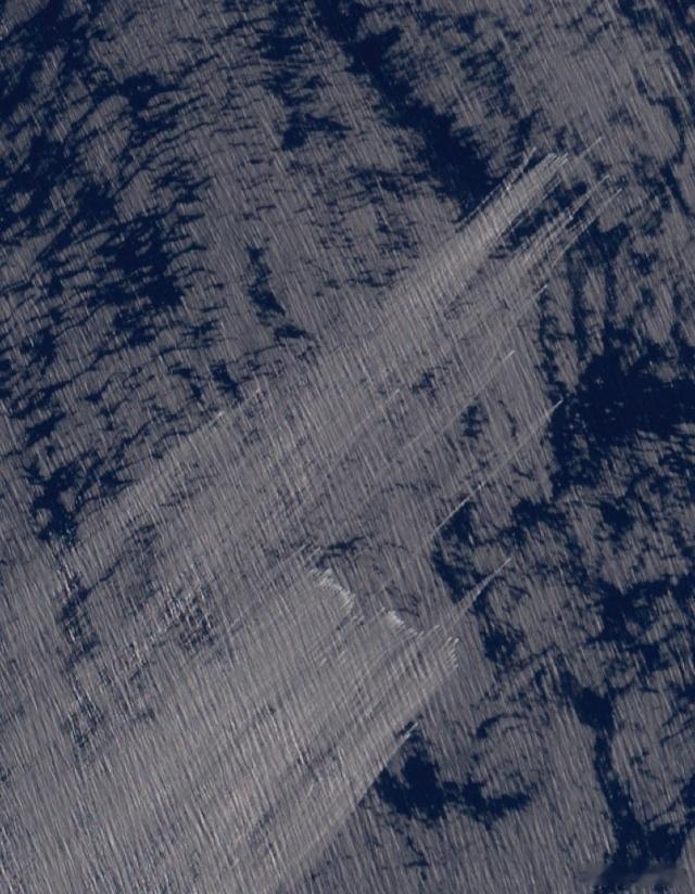 在霍尔木兹海峡约100艘伊朗革命卫队的快速导弹艇。 