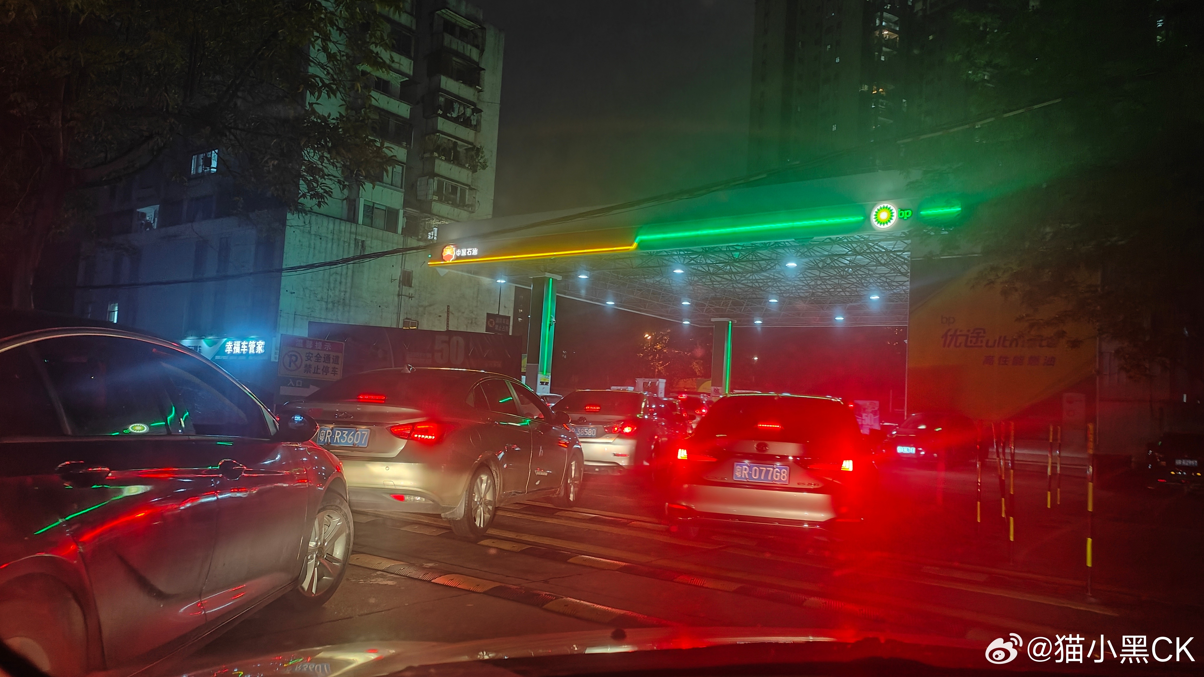 油价大涨今天你加油了吗？油价正式迈进9元时代。今天在加油站看到了长长的车龙在排队