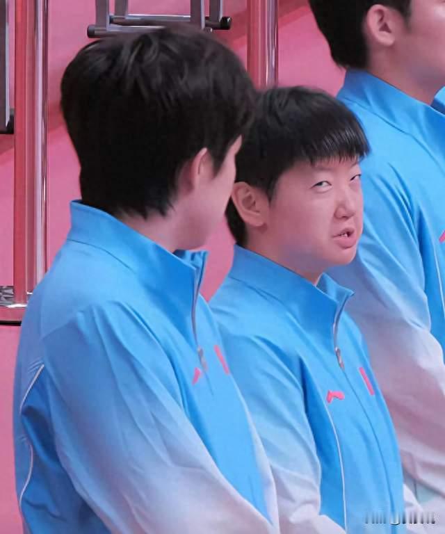 输球那晚，王楚钦终于笑了：孙颖莎把他逗乐，比金牌更重的事发生