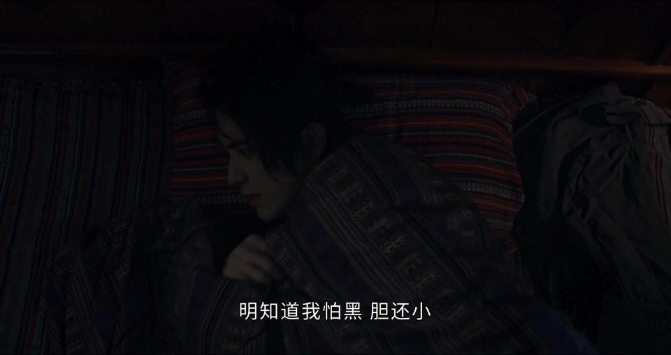七根心简敖瑞鹏吓出土拨鼠叫 一万三嘴硬怕黑，拒绝木代。木代关灯，他土拨鼠尖叫。想