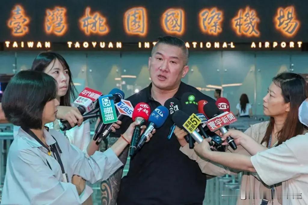 台湾网红馆长怒喷“政客撕裂岛内”：每天吵架VS大陆每秒进步！
 
老铁们，台湾网