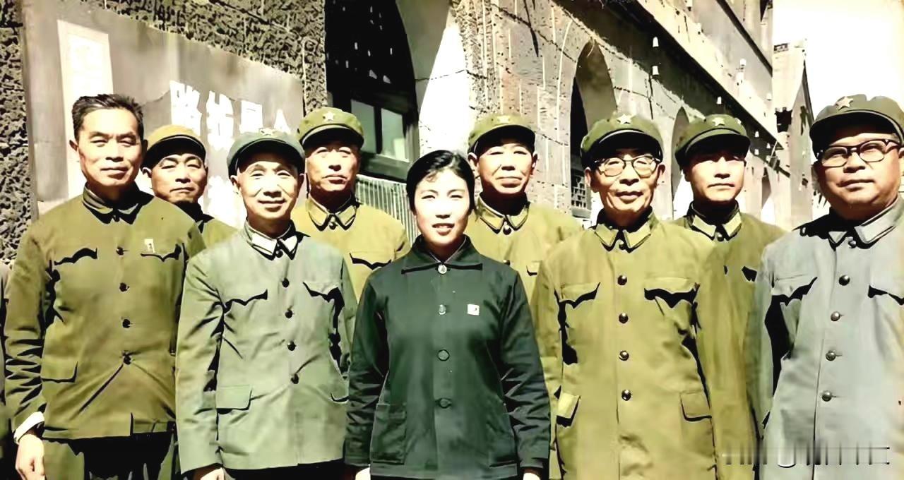 1977年山西大寨。前排左二为粟裕大将，右二是傅钟上将，右一为国防科委主任陶鲁笳