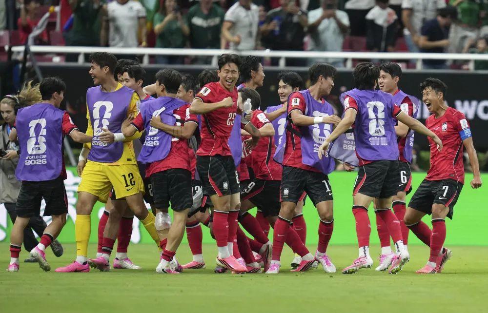 韩国2-1捷克：捷克先领先，韩国下半场连扳两球逆转，亚洲队拿下含金量很高的一胜。