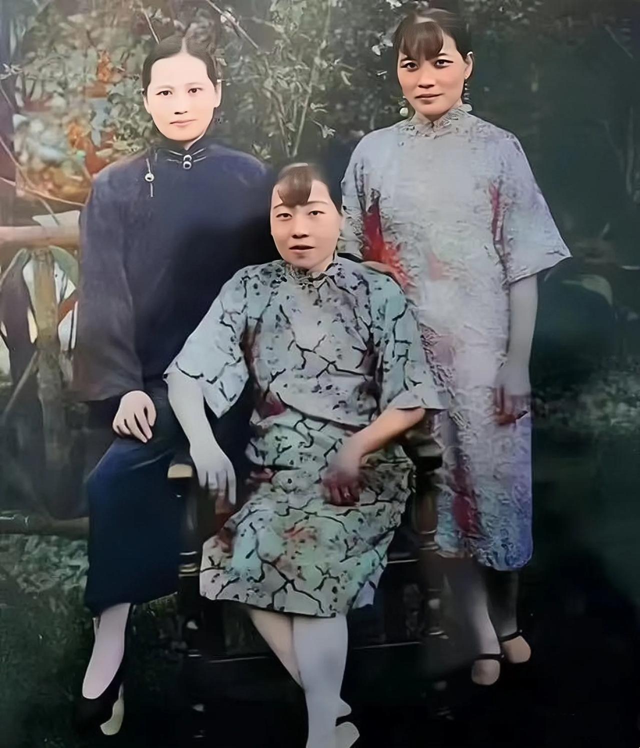 民国时的杭州，宋氏三姐妹的一张合影。
除二姐美丽端庄之外，另外两姐妹都算不上漂亮