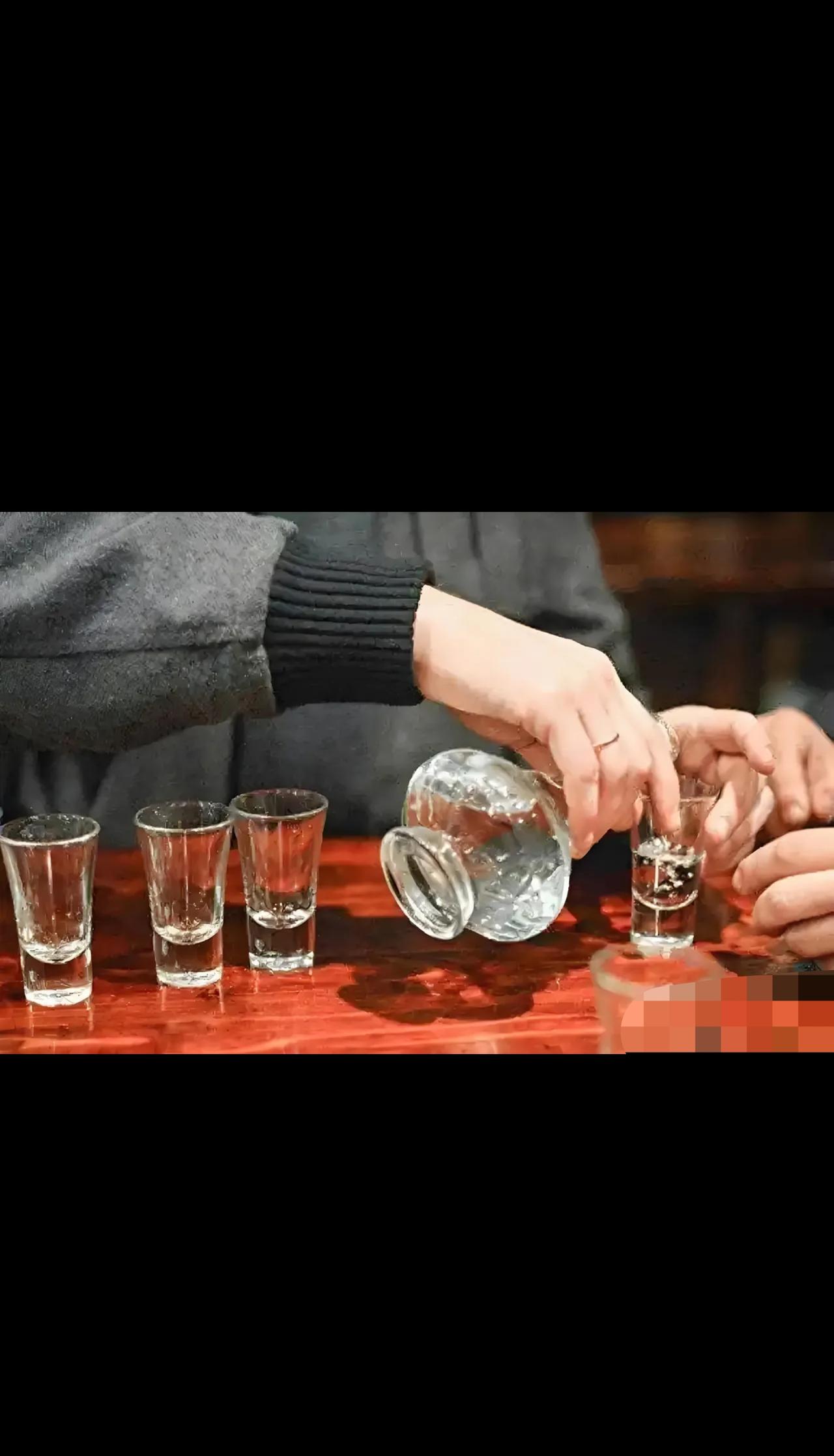 陕西麟游，男子心脏手术1年后回老家参加邻居父亲的葬礼，和8人坐一桌吃席，喝了酒，