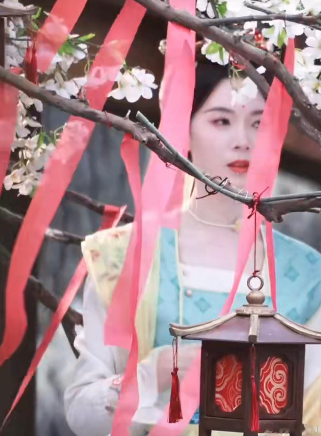陈瑶《被剧透的世界》李意迟路透，花树下的美人！！