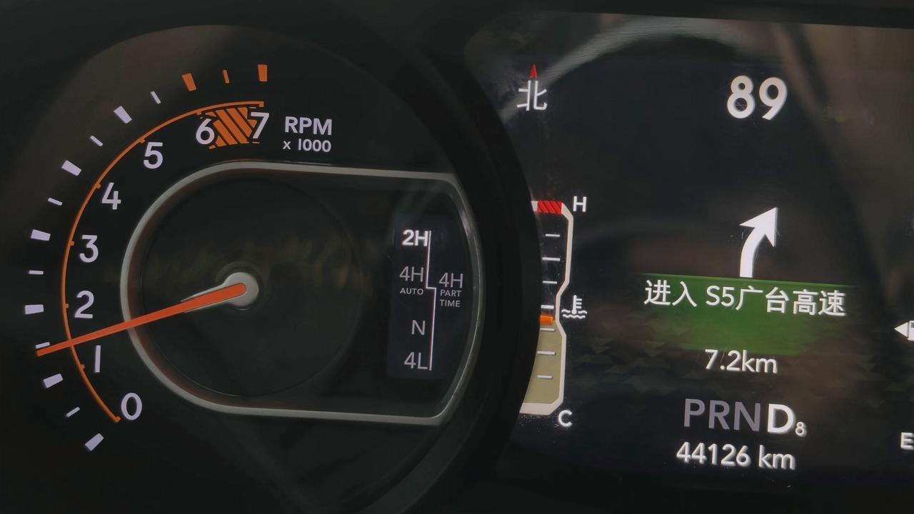 有时候买这些硬派的四驱
其实只为了一份安全感+硬汉形象
99%用车环境都是没脱困