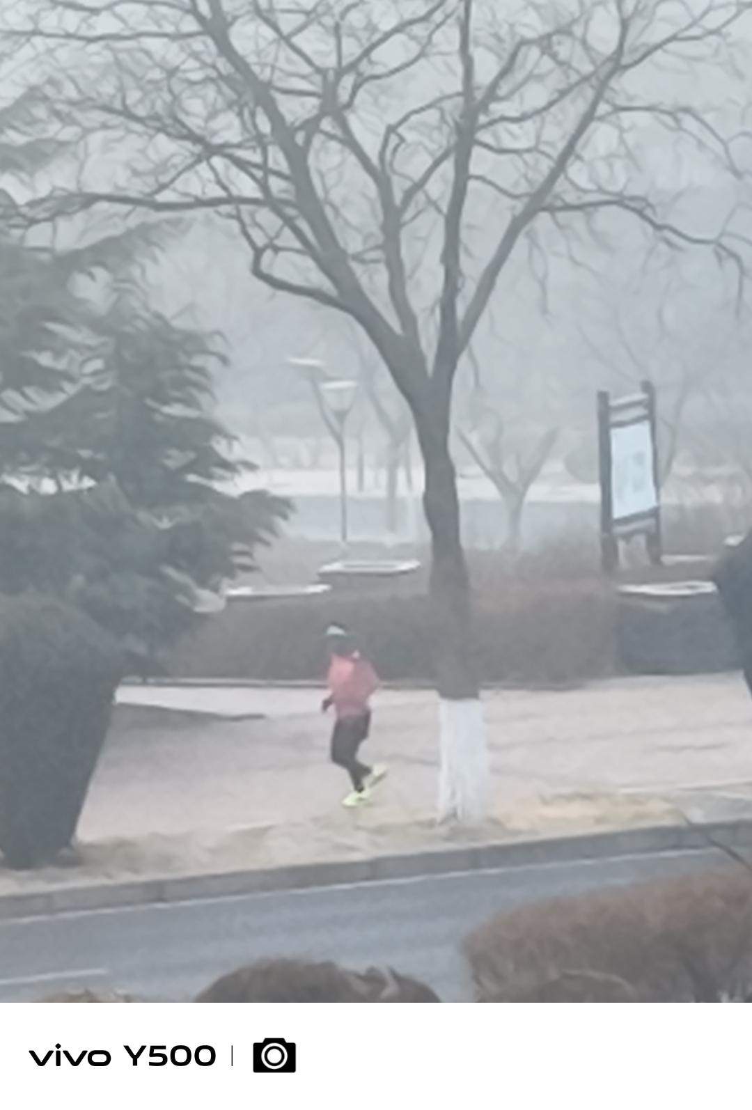 大年初四，早晨七点钟拉开窗帘，第一个看到的是一位自律的女性，轻装慢跑，步履轻盈节