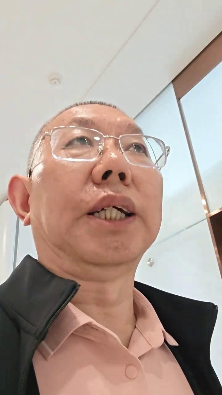 今天在咸阳的红星美凯龙逛了一下，早上的时候这里的管理人员就到大门口欢迎一刻。大概