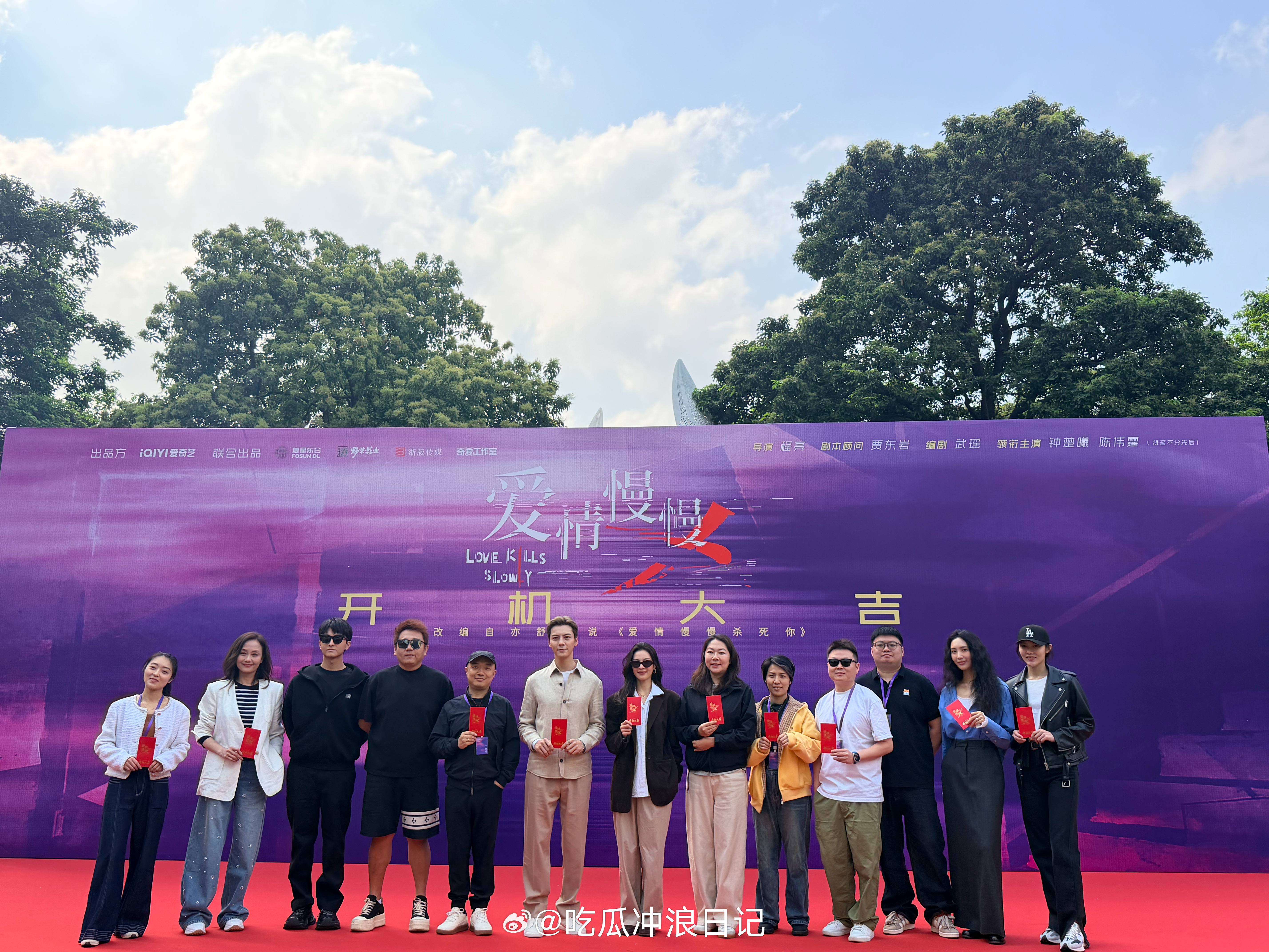 钟楚曦、陈伟霆的新剧《爱情慢慢》今天在佛山开机了，路透看起来很不戳