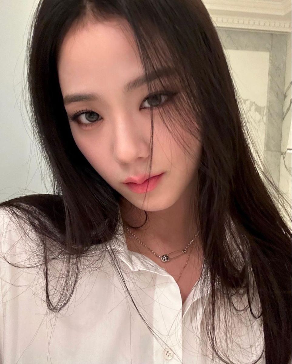评论留下一张你觉得JISOO最夯的一张图金智秀