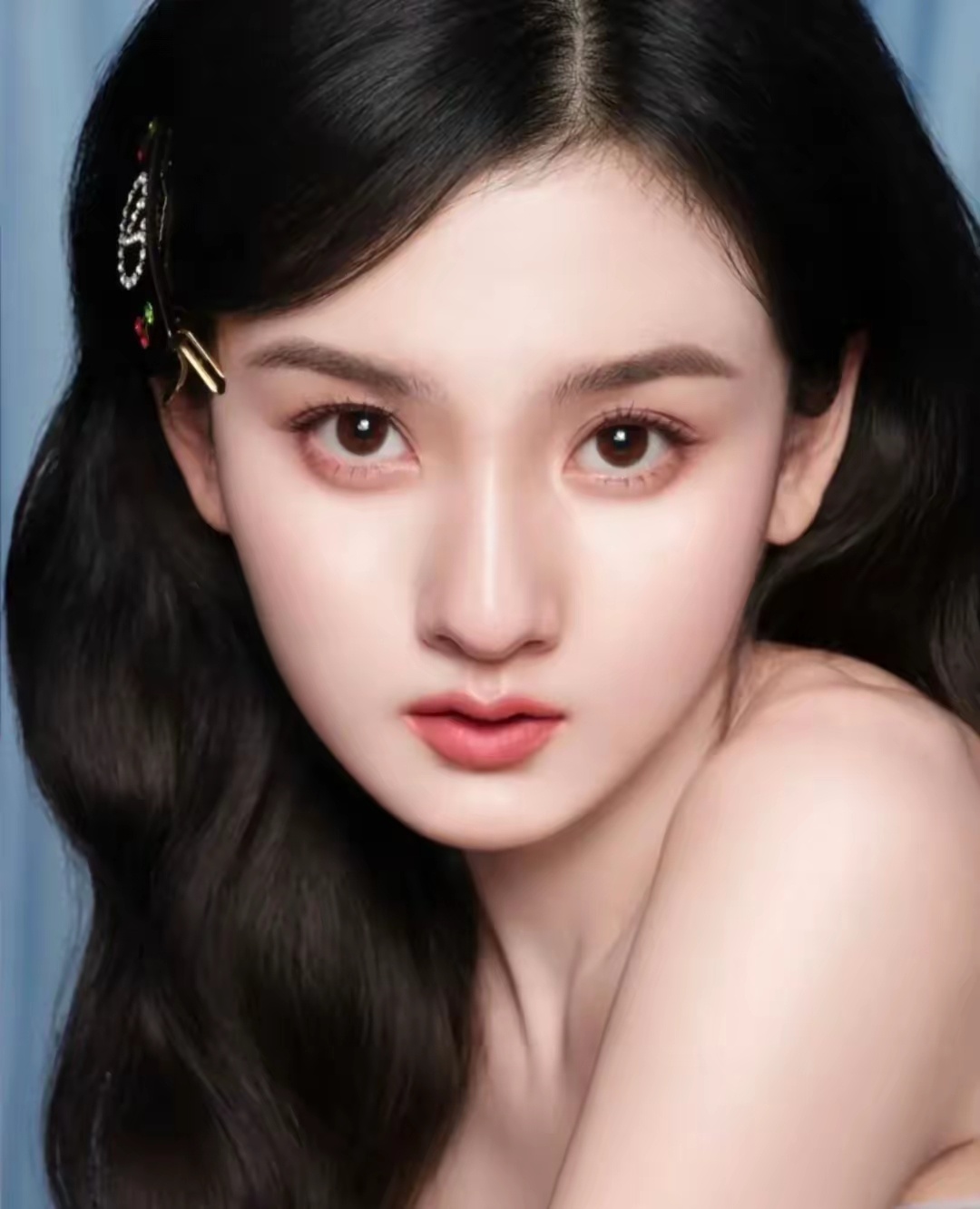 95后美人众多她眉眼立体舒展，兼具大气与娇憨，是最亮眼的那一位。 