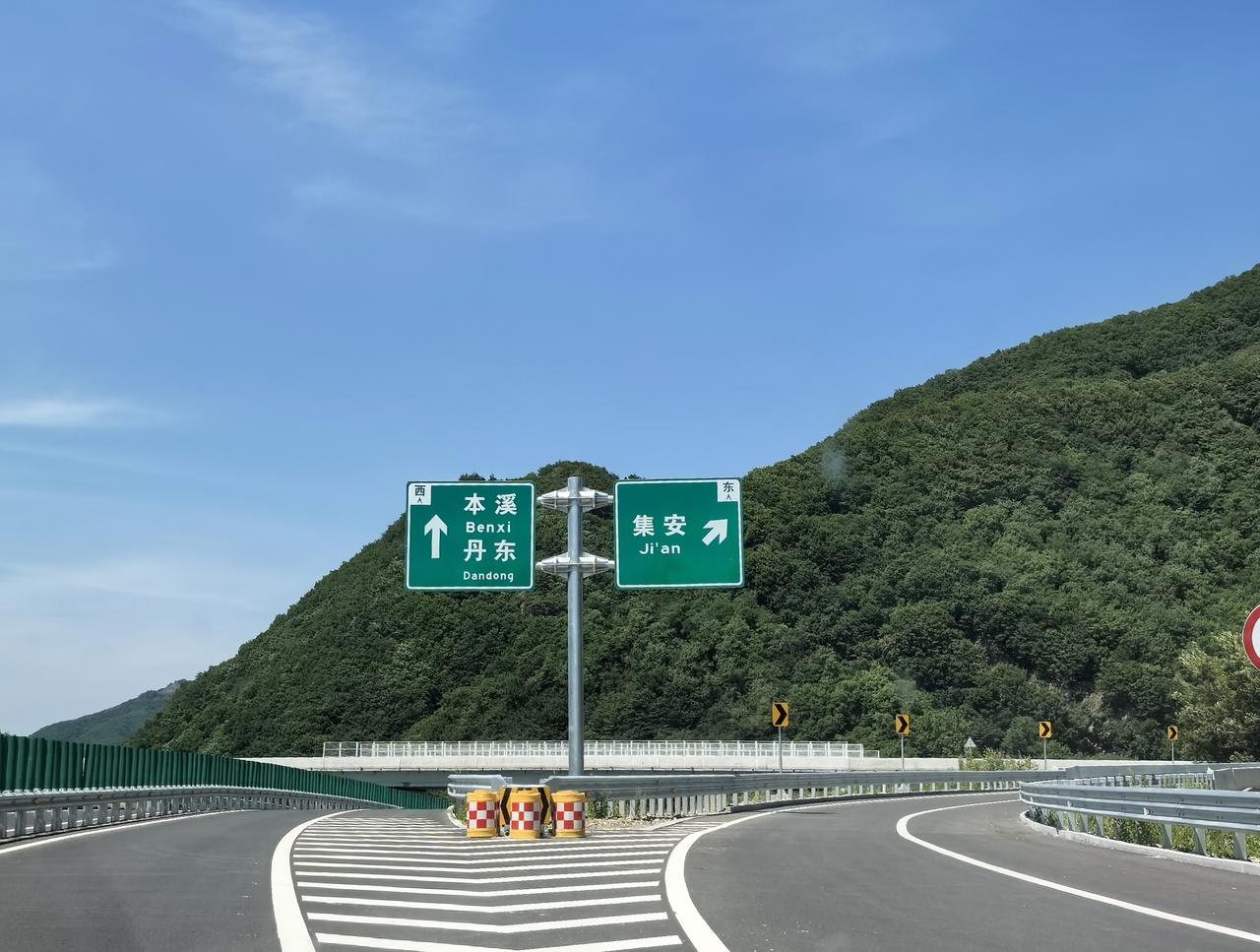 让人纳闷的是，在很多设施上标注着中国中铁的字样，不知道这条路和中国中铁是什么关系