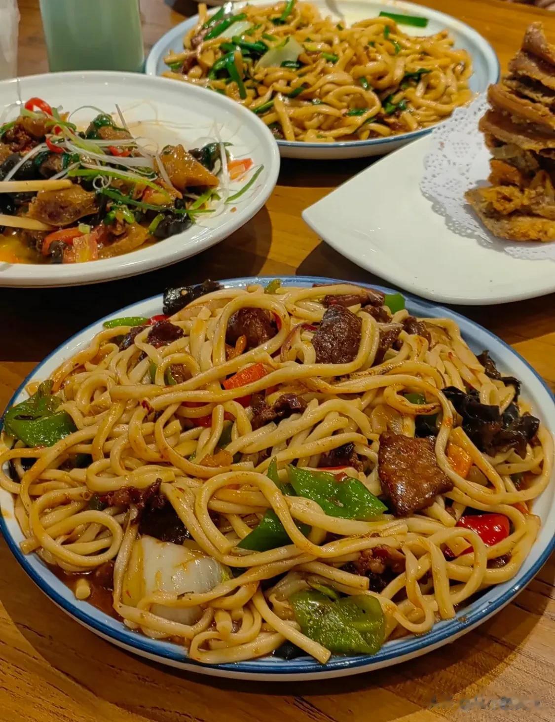 #乌鲁木齐头条# 这才是新疆拌面的老味道，这种老牌子店根本不需要所谓宣传，口碑一
