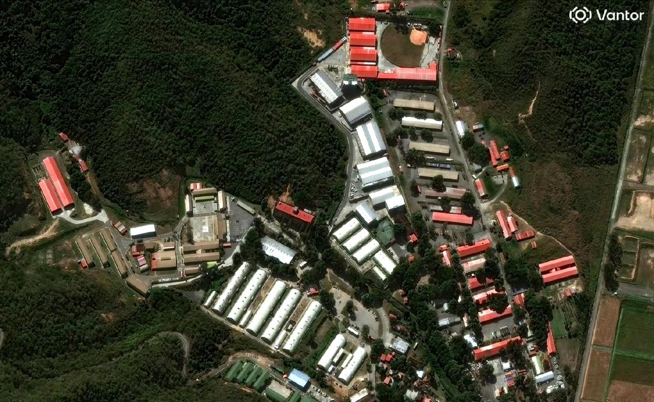 卫星图像：美军夜间空袭委内瑞拉蒂乌纳堡基地前后的对比照片 ​​​