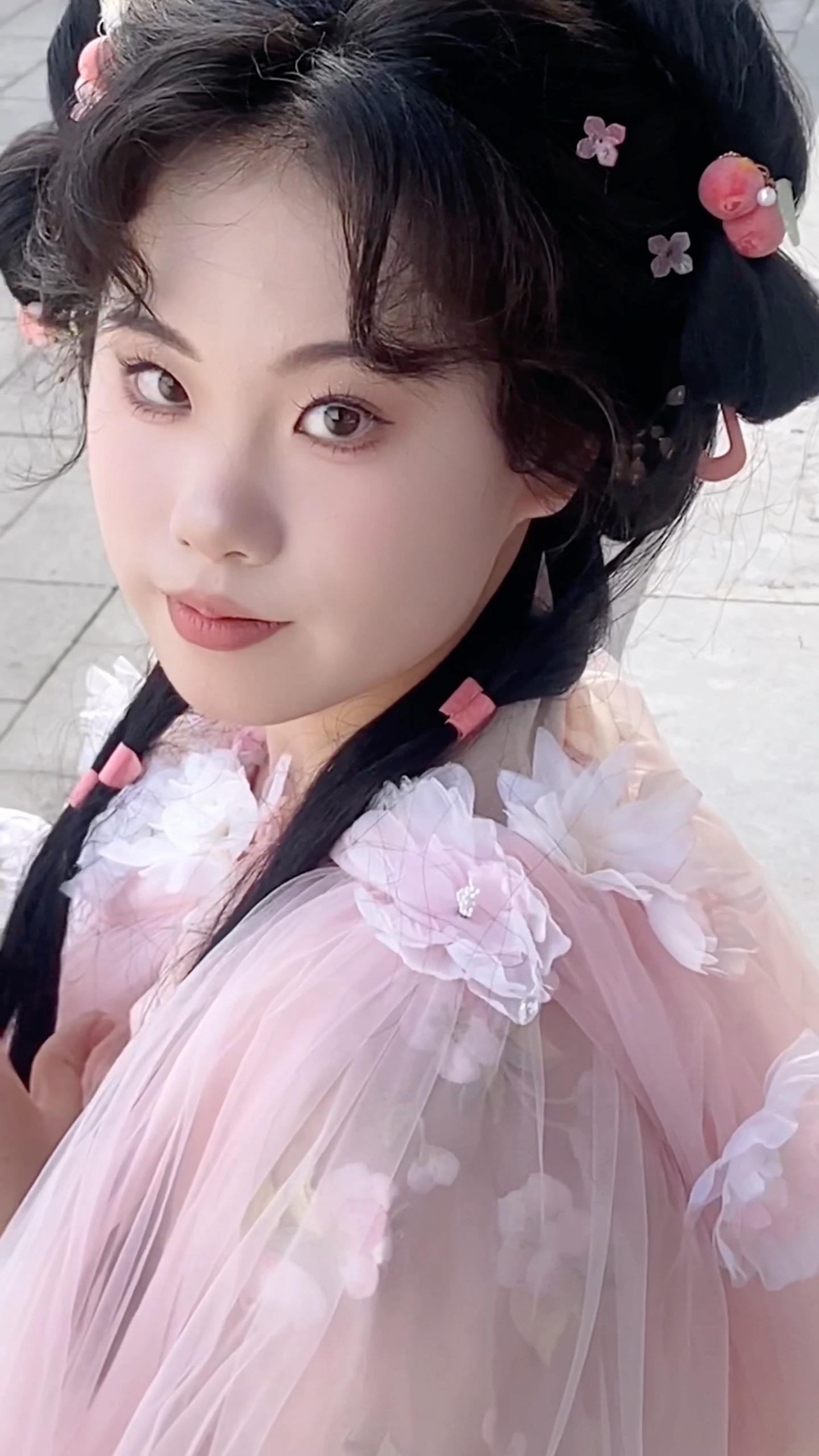 是小说女主小时候的样子啊。