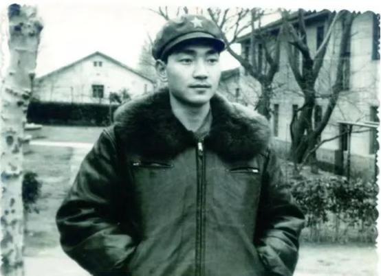 1979年夏天，16岁的李高岭顺利通过招飞，在乡亲羡慕的眼光中离开家乡 郏县 ，