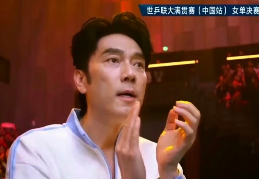 林依轮来看女单决赛了 给到林依轮镜头的时候感觉他和我们一样紧张。 ​​​