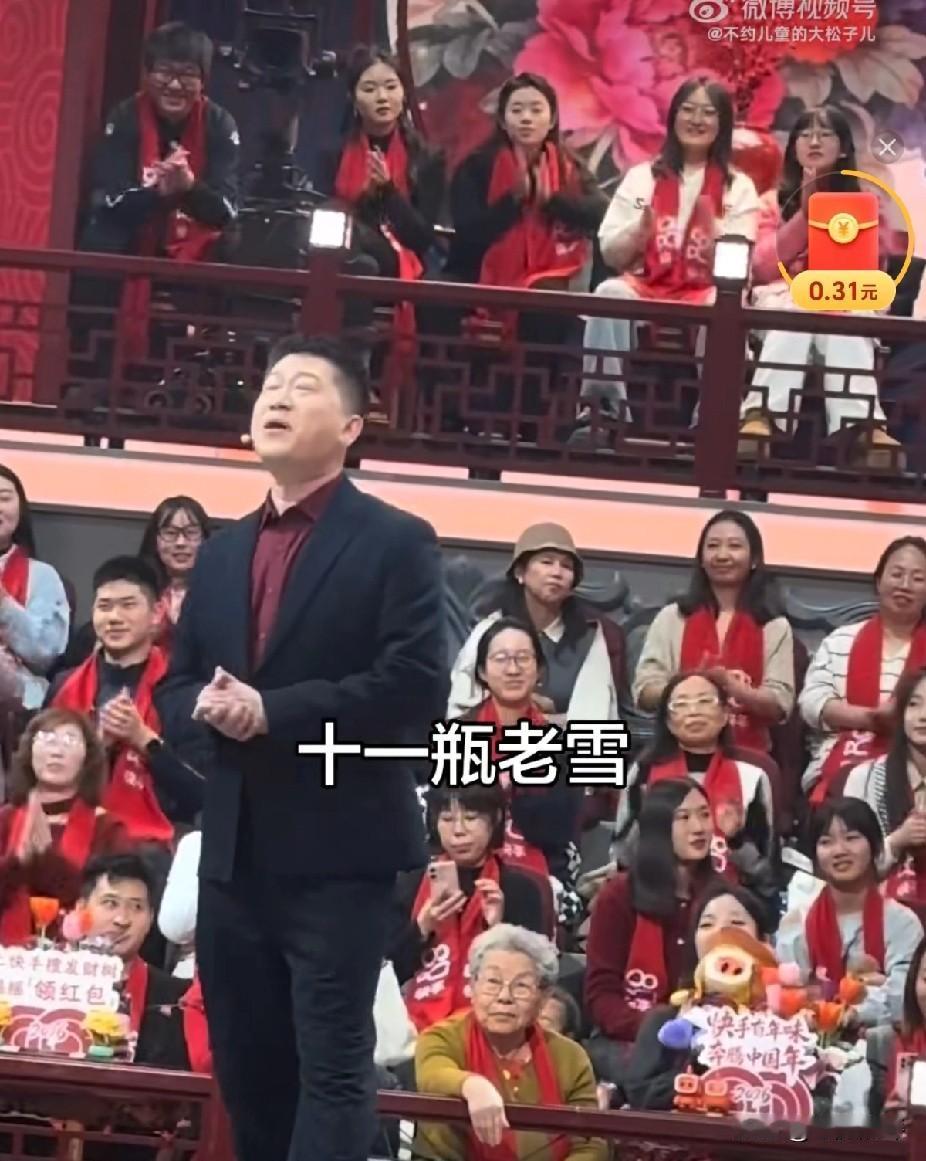 刷到张鹤伦在26年辽宁卫视春晚彩排现场唱小娟的一段视频，一身黑色西装的张鹤伦显得