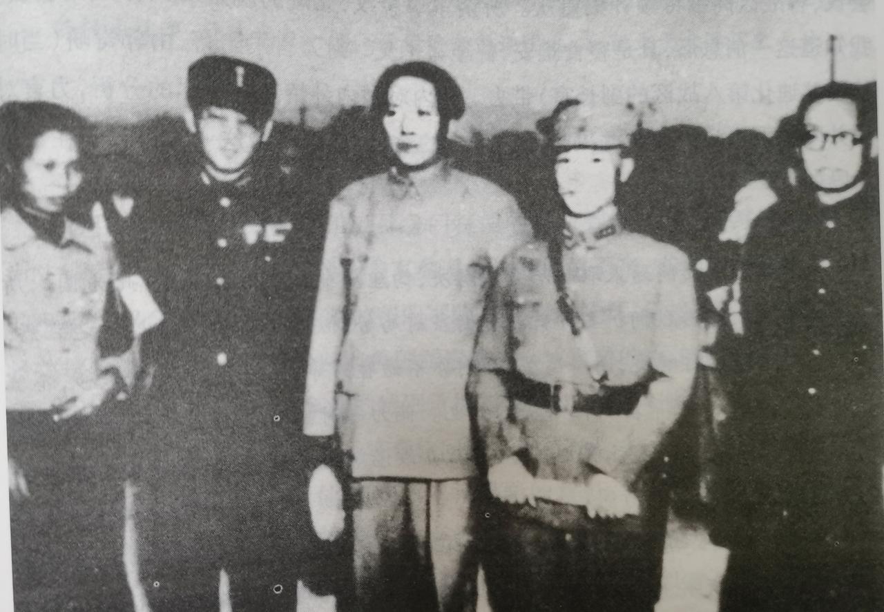 1945年10月11日，双十协定签订第二天，毛主席从重庆返回延安，国民党将领陈诚