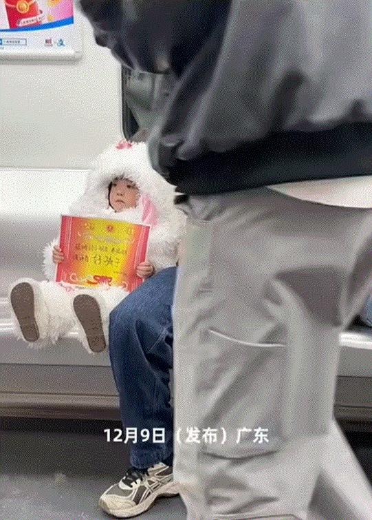 笑不活广东一爸爸带着女儿乘坐地铁，不料父女俩上地铁后，女儿便将她刚刚获得的“好孩