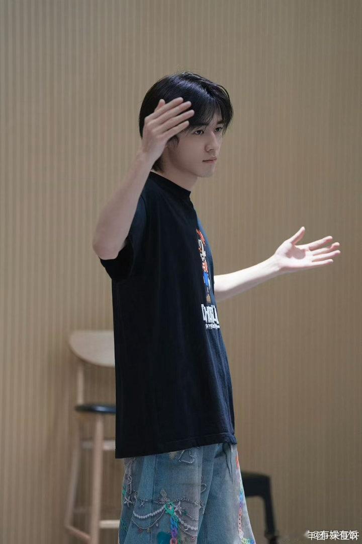 宋亚轩晒训练照宋亚轩训练三宫格宋亚轩训练三宫格，帅， 