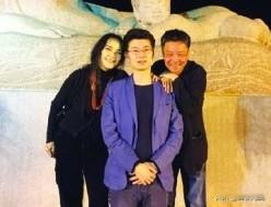 再来说说余华的儿子余海果，也是一个作家。

余华妻子陈虹，是诗人、编剧，曾任职空
