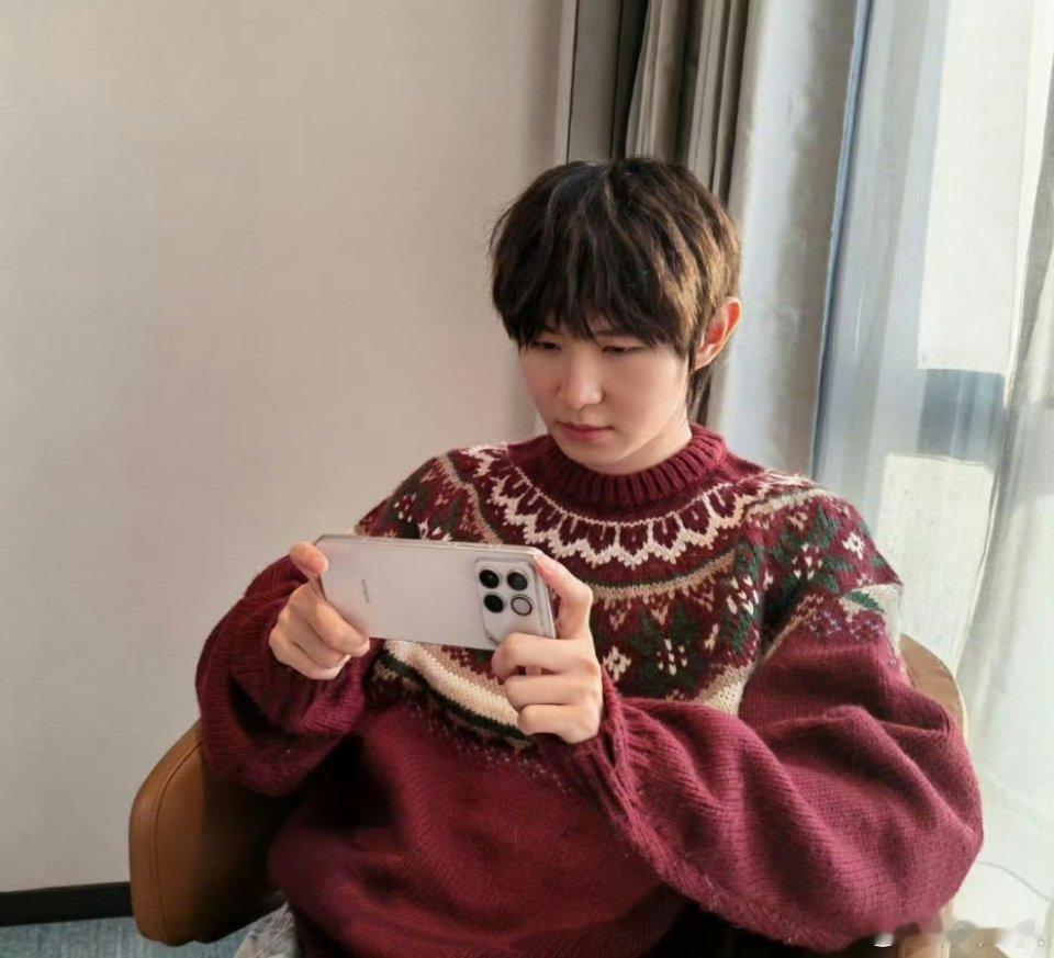 乍看之下还以为王源代言了手机，点开一看才知道是一诺拿着荣耀的Win手机。 