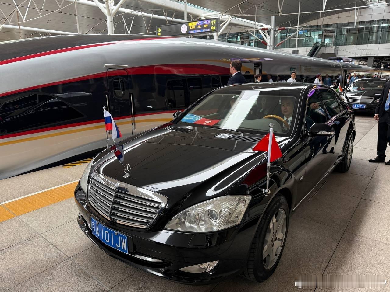 扎哈罗娃： 上合组织成员国代表团乘坐高铁从北京抵达天津。今天，上海合作组织外长理