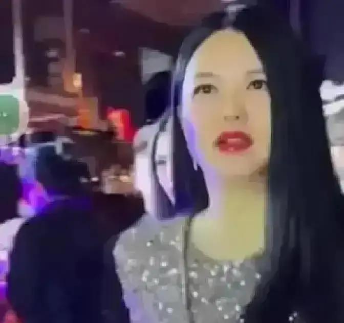 20亿只是开始
 
李湘直播半年再卖15亿，七夕两小时收2.8亿，把抖音美妆单场