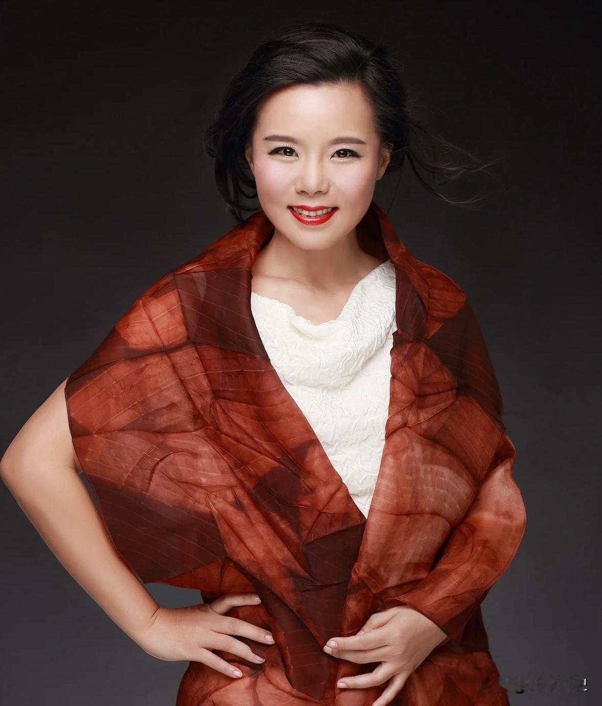 50岁的龚琳娜给天下所有女人
上了一课，那就是：
不论你多有才华，多有钱，都千万