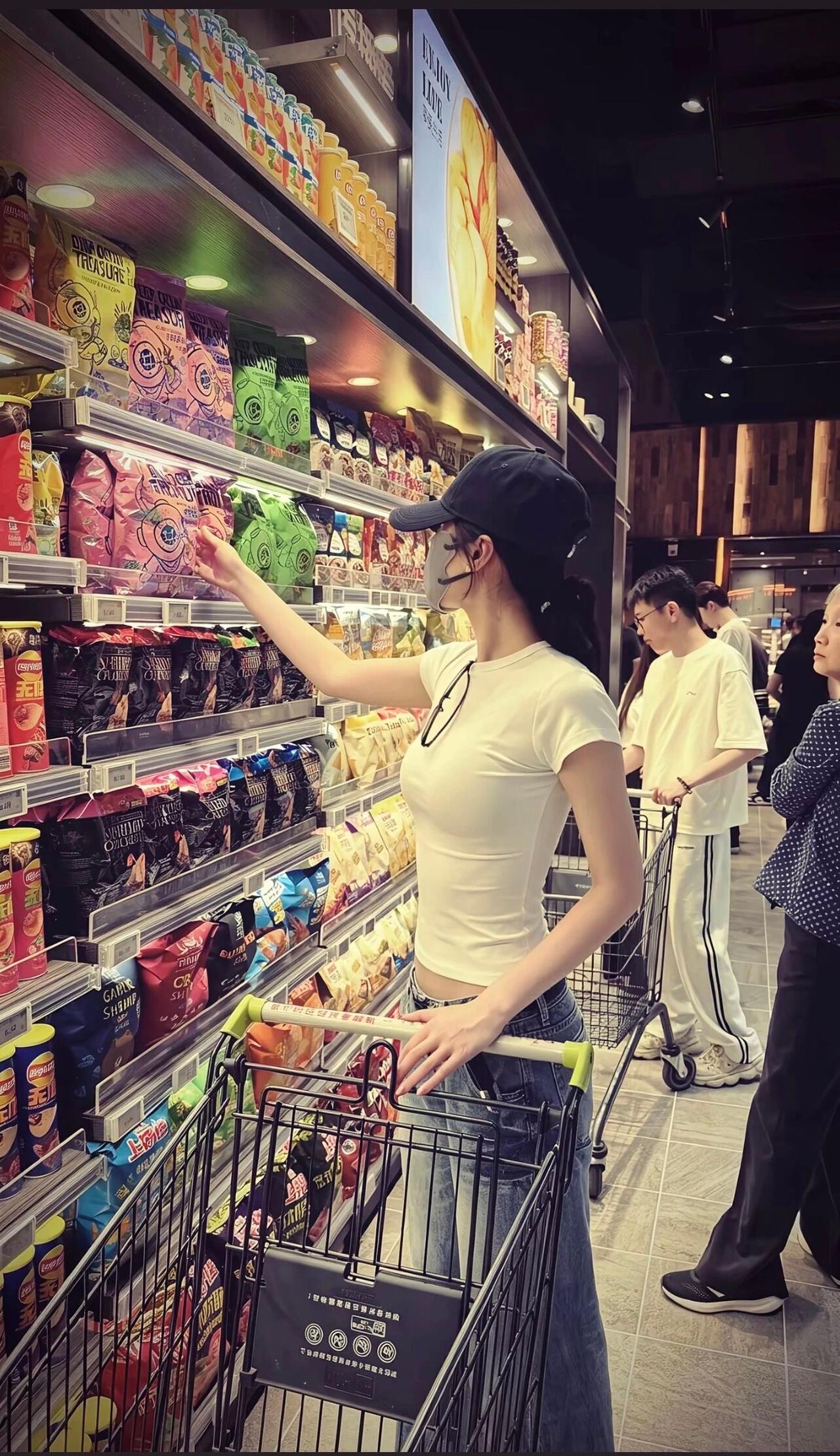 🛒 挑选零食的美好时光，满满的都是幸福感！😋💕