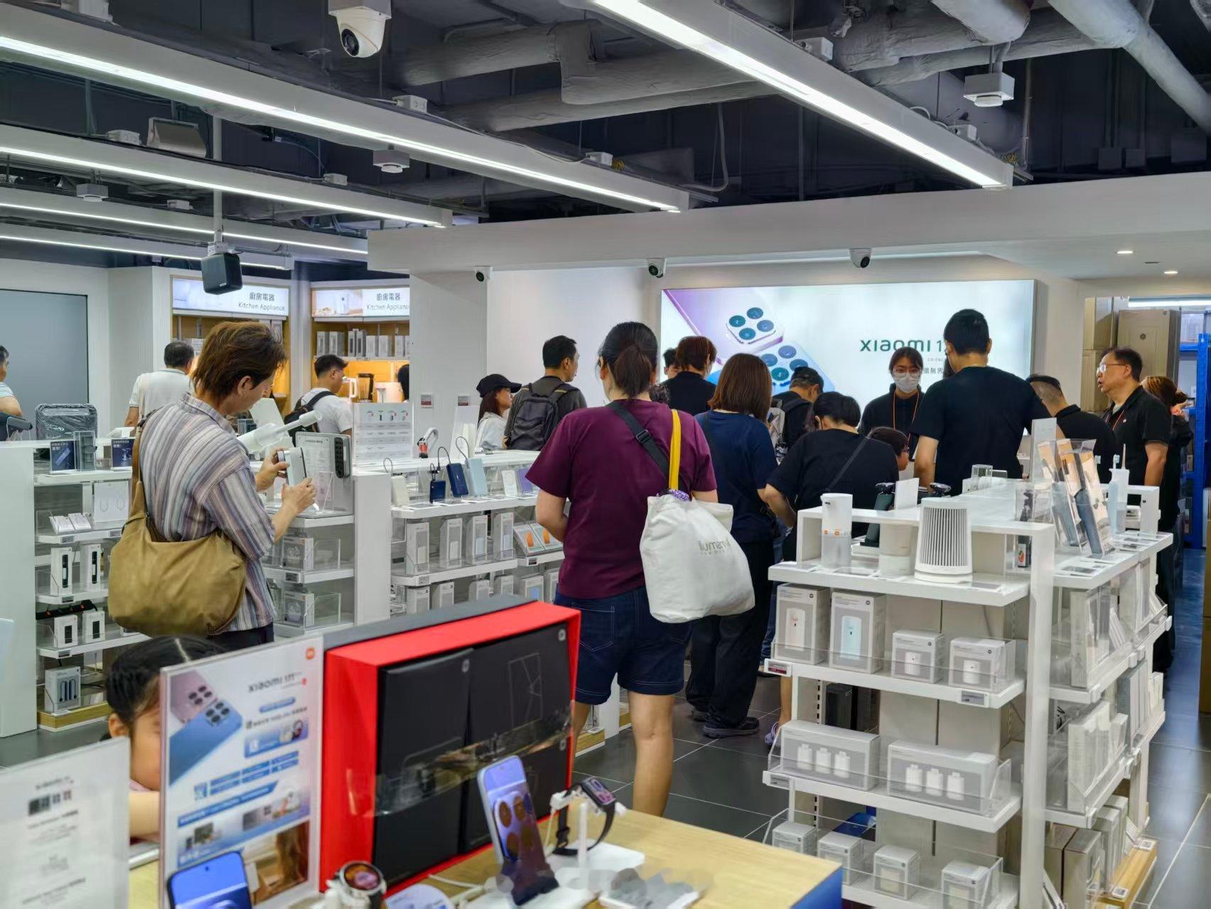 香港的小米之家人好多啊。不过港版的充电宝都没有3c怎么回事……