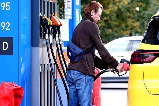 俄罗斯干了件怪事。
全世界都盯着中东的油管子，等着油价要爆，结果他一扭头，从4月