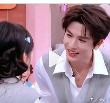 田曦薇是假笑女孩张凌赫不能笑男孩看他们努力营业的样子好心酸 