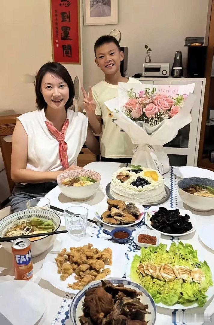 谢杏芳在西班牙别墅过45岁生日，儿子跟林丹长得一模一样 ​​​