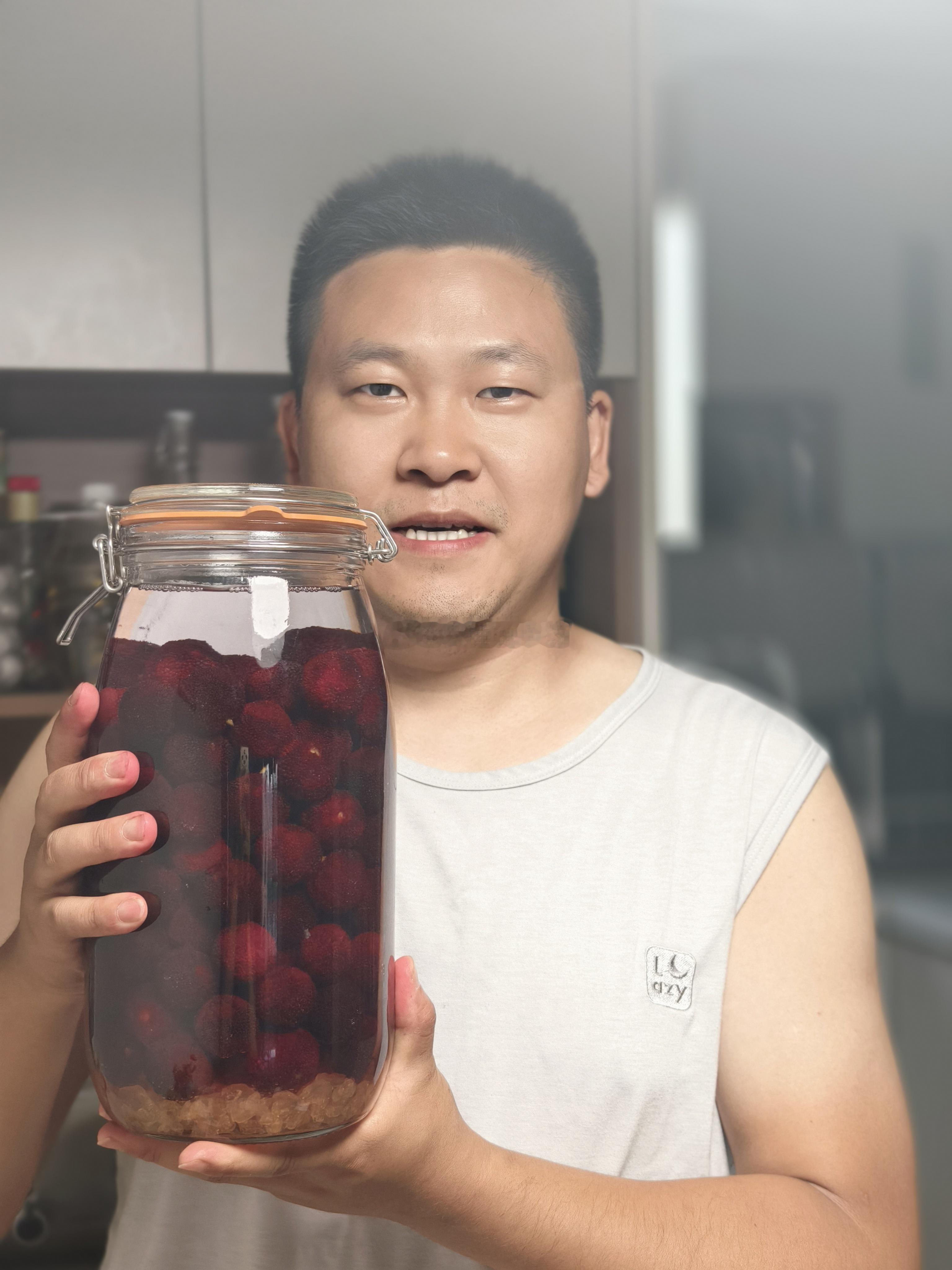 从浙江发回来的新鲜杨梅（放心的），不用洗，可以直接吃，泡酒也不用洗。去年泡的杨梅